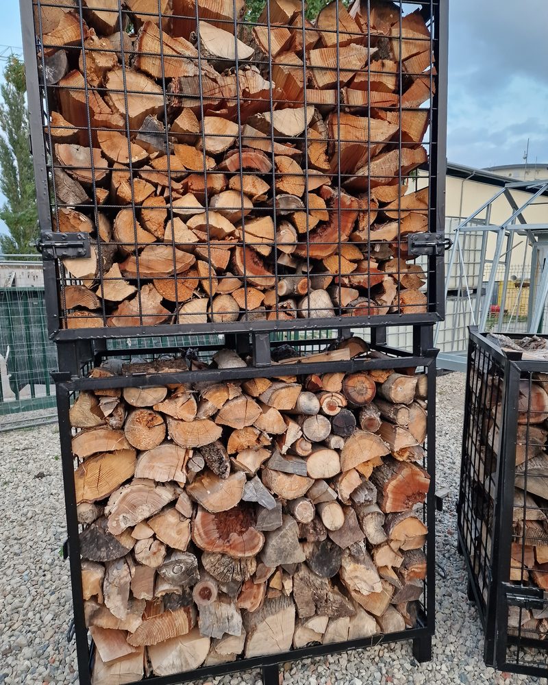 Dovoz a složení dřevníku manipulátorem