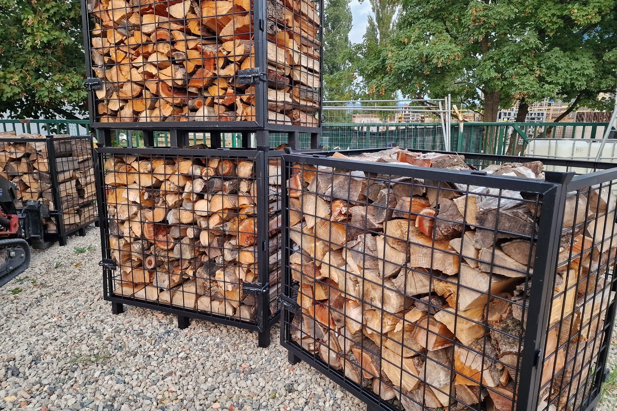 Stohovatelný dřevník s tvrdým suchým palivovým dřevem (javor)