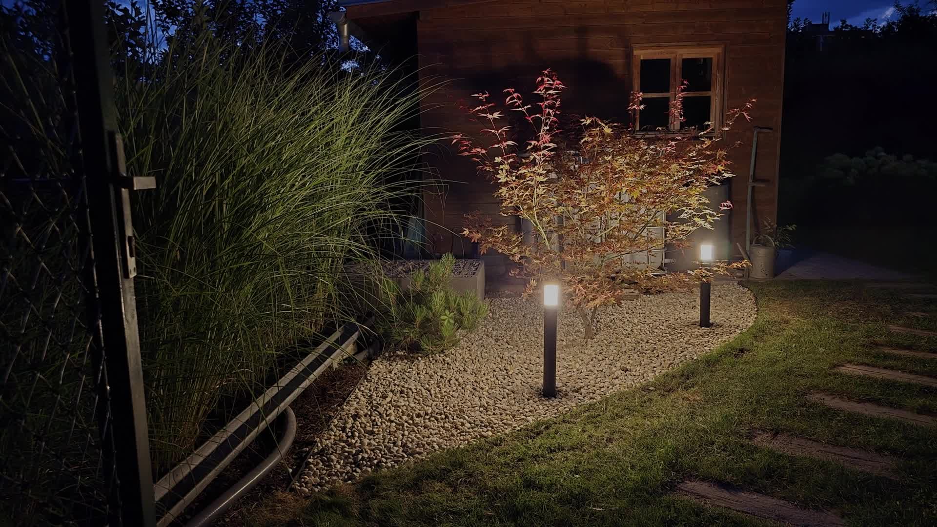 Hotová zahrada s večerním osvětlením – Brno