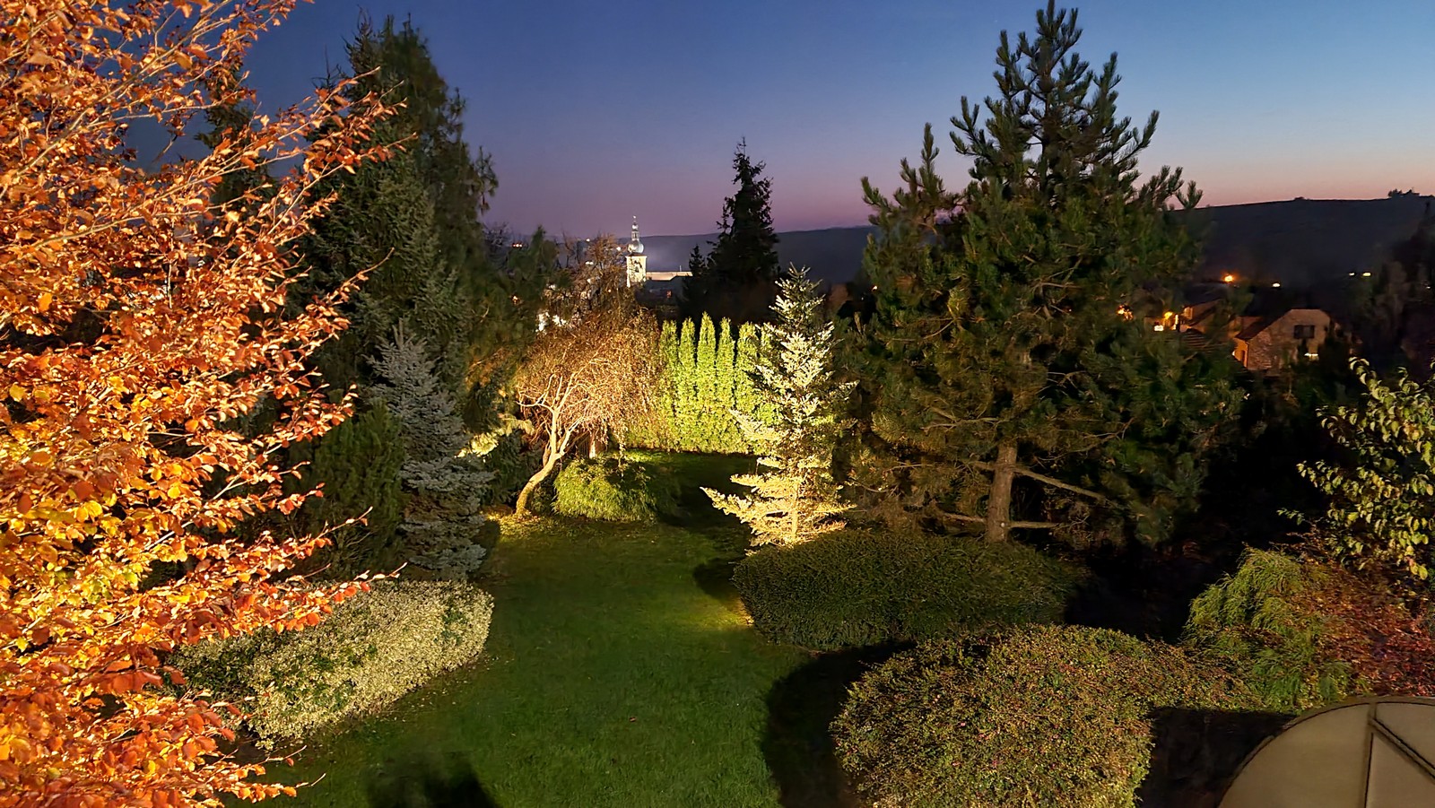 Osvětlení zahrady – zvýraznění dřevin a cest, Říčany