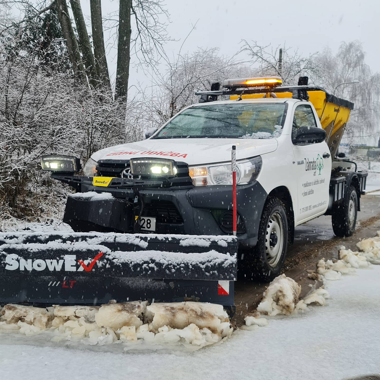 Zimní údržba – pluh, kartáč, sypač